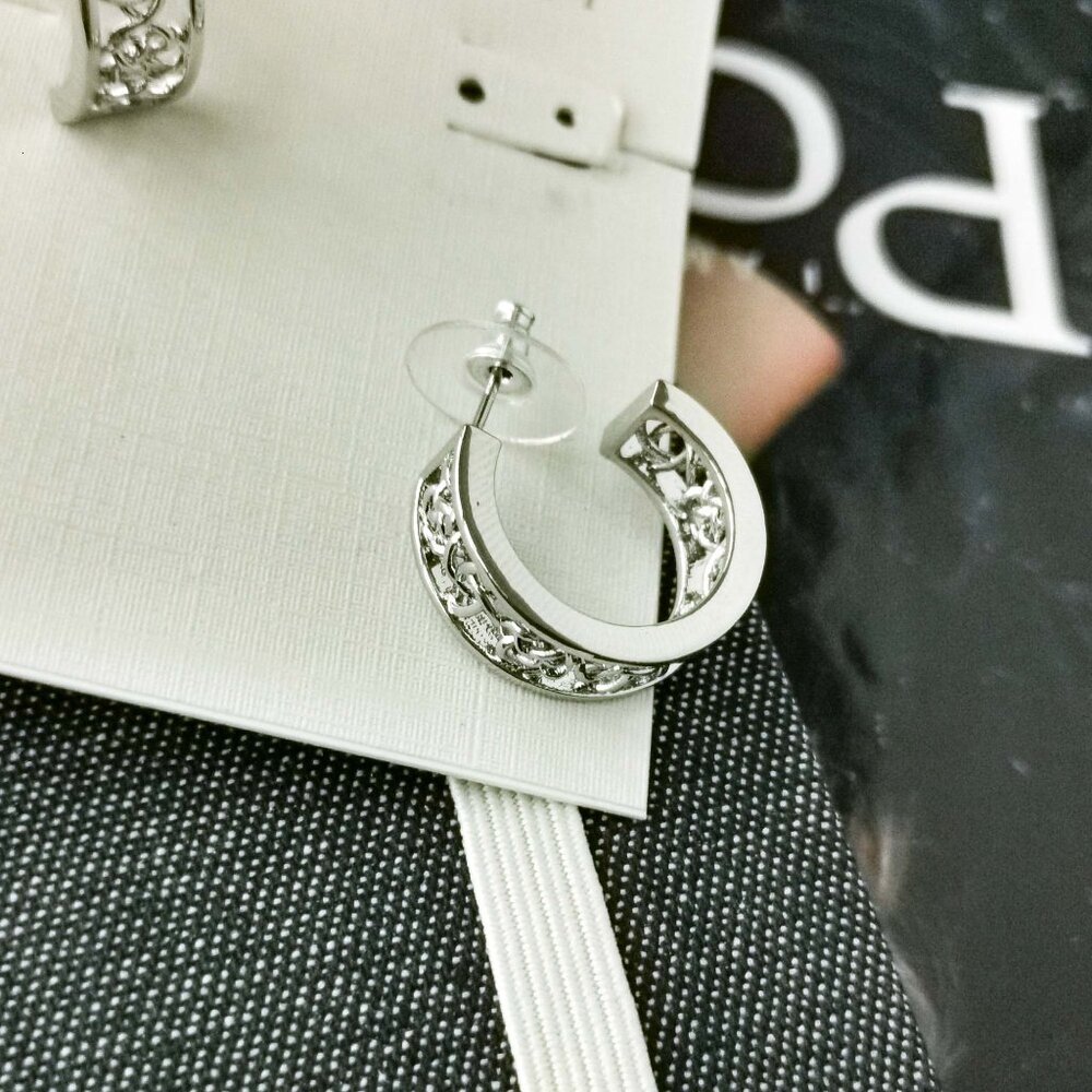 New Silver kendra scott Kelly Huggie Earrings - Picture 3 of 3